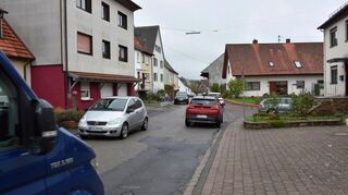 Durch die Ortsmitte von Hainstadt drängt sich besonders morgens und abends der Verkehr. Denn die B 27 ist zwischen Walldürn und Buchen gesperrt.