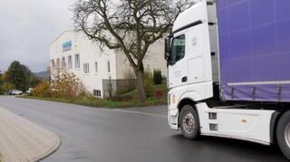 Dieser Lkw am Ortseingang durchquert den Ort, obwohl die Dürmer Straße nicht für sein Gewicht zugelassen ist. Die Hainstadter leiden derzeit unter einem extrem hohen Verkehrsaufkommen.