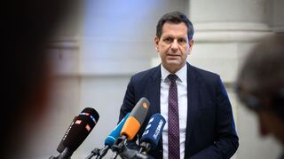 Ministerpräsident Olaf Lies (SPD) sorgt sich um die Autobranche im VW-Land Niedersachsen. (Archivbild)