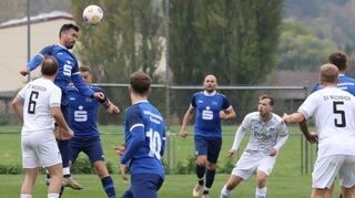 Die SGM Markelsheim/Elpersheim (blaue Trikots) hofft im Auswärtsspiel beim TSV Erlenbach auf mehr Glück als zuletzt im Derby gegen den SV Wachbach.