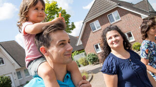 Mit Zuversicht ins Eigenheim: Wer auf der Suche nach den eigenen vier Wänden ist, sollte genau wissen, wie viel Finanzierung möglich ist.