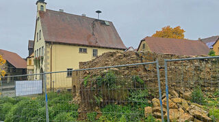 Brandruine vor dem Rathaus in Pfitzingen: Hier wäre aus Sicht der Ortschaft genügend Platz für einen Gerätehaus-Bau gewesen.