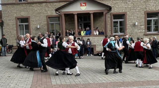 Schwungvoll feierte die Volkstanzgruppe Uiffingen beim Erntedankfest mit traditionellen Tänzen auf dem Platz zwischen Kirche und Dorfgemeinschaftshaus ihr 40-jähriges Bestehen.