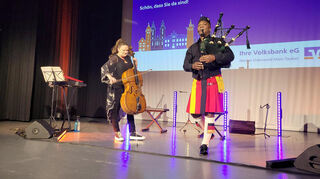 Das Musik- und Comedyduo Carrington-Brown überzeugte beim VolksbankForum mit hohem Tempo, viel Witz und starken Stimmen.