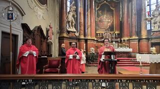 Wallfahrtsleiter Pater Josef (rechts) begrüßte erstmals auch den neuen Pfarrer der zukünftigen neuen Kirchengemeinde Bauland-Odenwald, Frederik Reith (links) und Pater Tomy Thomas, der mit seiner Pilgergruppe aus Gaildorf an diesem Gottesdienst der Pilgerführer teilnahm.
