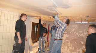 Ehrenamtlicher Einsatz: Mit großem Engagement bauen Mitglieder des SV Mondfeld das Sportheim des Vereins um.