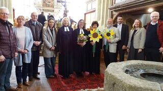 Pfarrerin Weißenstein mit Dekanin Meixner, dem Kirchengemeinderat, Bürgemeister Nick Schuppert und den beiden Zeugen.
