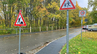 An der „unteren“ Zufahrt zu den Weikersheimer Schulen (Laudenbacher Straße) wird der Fußweg (Bildhintergrund) aktuell verlängert. Die Querung wird damit vom Kreuzungsbereich weg verlegt.