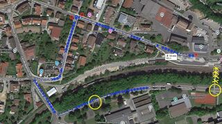 So verläuft der Schülerweg (blaue Punkte) während der Baumaßnahme an der Fußgängerbrücke am Bahnhof (gelbe Markierung rechts). Der gelbe Kreis in der Bildmitte bezeichnet den neuen Fußgängerübergang an der Laudenbacher Straße. Rot markiert sind die morgendlichen Schülerbus-Halts.