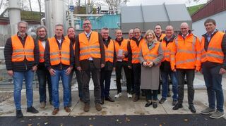 Nina Warken (Fünfte von rechts) informierte sich in ihrer Funktion als Bundestagsabgeordnete über eine neue Methangasanlage auf dem Entsorgungszentrum „Sansenhecken“.