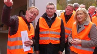 Ingenieur Joachim Lehner erläuterte Landrat Dr. Achim Brötel und Ministerin Nina Warken das neue Verfahren.