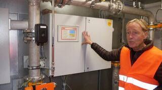 Der Schaltschrank der Anlage ist einem separaten Raum untergebracht. Ingenieur Joachim Lehner informierte über die innovative Anlage.