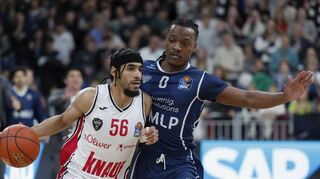 Heidelbergs Top-Scorer DJ Horne (hier eine Szene aus der Vorsaison mit Würzburgs damaligem Pointguard Jhivvan Jackson) fällt wegen einer Kapselverletzung am Daumen aus.