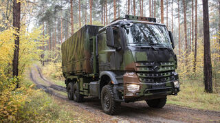 Im Juni wurde bekannt, dass Daimler Truck die Bundeswehr mit „einer mittleren dreistelligen Anzahl an Logistikfahrzeugen“ beliefert. Konkret geht es um den Mercedes-Benz Arocs, der für Einsätze abseits asphaltierter Straßen konzipiert ist.