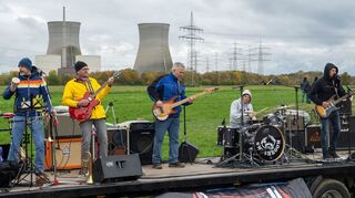 Die Band Smushroom spielt auf einem Anhänger kurz vor der Sprengung.