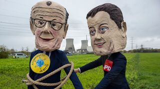 Als Bundeskanzler Friedrich Merz (l) und SPD-Vorsitzender Lars Klingbeil verkleidete Atomkraftbefürworter demonstrieren gegen die Sprengung.