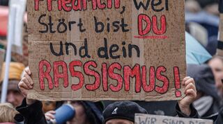 Nicht nur Menschen mit Migrationshintergrund werfen Bundeskanzler Friedrich Merz (CDU) nach seinen Äußerungen zu Migration und dem «Stadtbild» Rassismus vor.