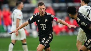 Bayerns Joshua Kimmich jubelt über sein Führungstor in Mönchengladbach.