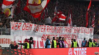 Bayern-Fans entrollten beim Duell gegen Dortmund ein Transparent gegen Ex-Profi Jérôme Boateng.