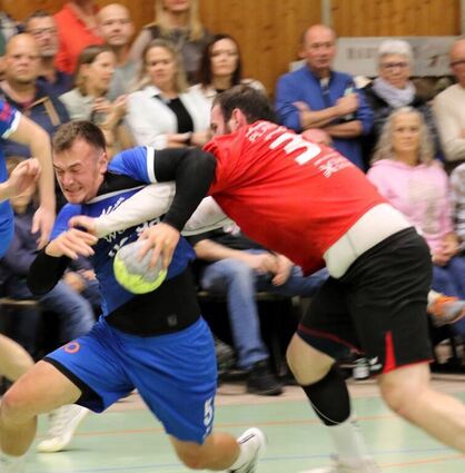 Es war eine echte Willensleistung, als sich der TV Hardheim (blaues Trikot) gegen die Wölfe aus Plankstadt mit 26:23 durchsetzte.