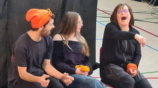 Die „Wilde Bühne“ in Aktion mit einer Schülerin aus der 8. Klasse, die von der Zuschauerin in die Schauspielerrolle schlüpfte.