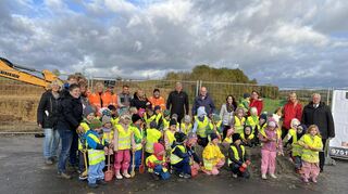 Bauherren, Bauausführende und Kindergartenkinder griffen beim offiziellen Start der Arbeiten gern zum Spaten.