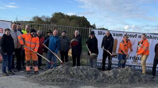 Gleich zwei offizielle Spatenstichaktionen gab es zum Baubeginn der Kindertagesstätte, dabei griffen unter anderem alle Beteiligten zur Schaufel.