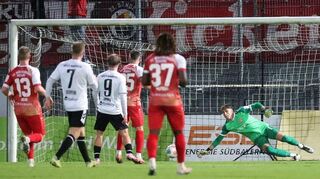 Kickers-Keeper Johann Hipper (rechts) bewahrte Würzburg vor einer Niederlage in Burghausen-