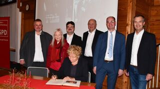 Prof. Dr. Gesine Schwan, Vorsitzende der Grundwertekommission der SPD, war Festrednerin bei der Verleihung der Willy-Brandt-Medaille an SPD-Stadträtin Ruth Römig. Vor der Feierstunde trug sie sich ins Goldene Buch der Stadt Lauda-Königshofen ein.