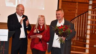 Ruth Römig erhielt die Willy-Brandt-Medaille aus den Händen des SPD-Kreisvorsitzenden Thomas Kraft. Zu den ersten Gratulanten gehörte Jörg Aeckerle, Fraktionsvorsitzender von SPD/FB im Gemeinderat Lauda-Königshofen.