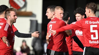 Da wird abgeklatscht: Luca Bethäuser (rechts) machte das 3:1 für den FC Grünsfeld gegen die Kreisstädter.