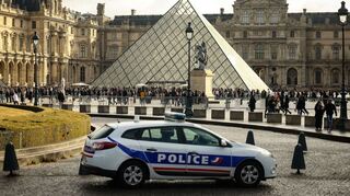 Auch nach der Festnahme von zwei Verdächtigen fehlt noch immer die Beute des spektakulären Kunstraubs im Pariser Louvre.
