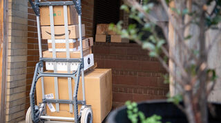 Pakete in einem Hauseingang (Symbolbild). Mit dem Empfang und Weiterversand soll ein Bad Mergentheimer leichtfertige Geldwäsche begangen haben – und wurde verurteilt.