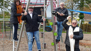 Über die Einweihung des neu gestalteten Spielplatzes in Ebenheid freuen sich (von links) Ellen Schnellbach (Stellvertretende Bürgermeisterin), Bürgermeister Roger Henning, Ortsvorsteher Siegfried Berg und Pater Artur Schreiber.
