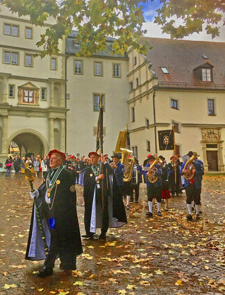 Die Weinritter des internationalen Weltbundes zogen in feierlicher Ordenstracht und mit Fackelträgern vom Rathaus zum Schloss Bad Mergentheim.