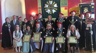 Im Roten Saal des Schlosses Bad Mergentheim erhielten neue Mitglieder des Weltbundes der Weinritter ihren feierlichen Ritterschlag.