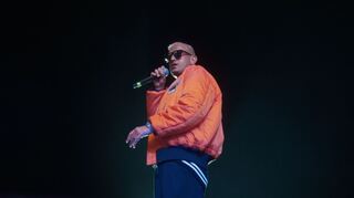 So kennen viele Fans Haftbefehl, als umjubelten Star auf der Bühne.