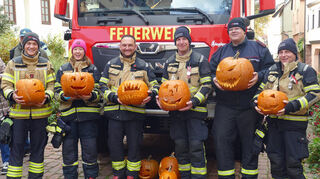 Besondere Überraschungsgäste gab es beim Kürbisschnitzen der Aktion Regenbogen in Wertheim. Aktive der Feuerwehr Wertheim Abteilung Stadt kamen spontan vorbei, um Feuerwehrkürbisse zu schnitzen und so die Arbeit der Aktion zu unterstützen.