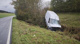 Ein Mercedes Sprinter kam am Montagvormittag nahe Werbach von der Straße ab und fuhr in den Graben.