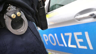Bei der Durchsuchung setzte der 43-Jährige die Beleidigungen fort und wehrte sich körperlich gegen die Maßnahmen der Polizei. Die Einsatzkräfte mussten daraufhin Zwang anwenden und nahmen den Mann in Gewahrsam.