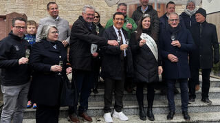 Auf ein gutes Gelingen von „Beckstein brennt“ stießen die Verantwortlichen mit den Ehrengästen und Rednern an.