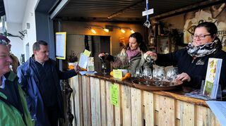 Ihre Destillate boten die Brenner zur Verkostung an.