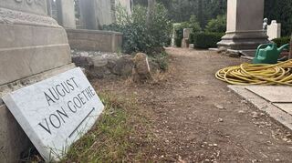 Ein Hinweisschild - mit dem Vornamen - zeigt nun den Weg zum Grab von Goethes Sohn.