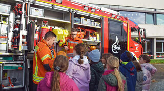 Feuerwehr und DRK präsentierten sich beim bundesweiten Helfertag den Dritt- und Viertklässlern der JAMS.
