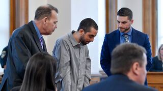 Der Attentäter (Mitte) wurde in New York zu 25 Jahren Haft verurteilt. (Archivbild)