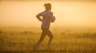 Sport als Gesundheitsprävention ist wichtig. Gerade im Herbst und Winter gilt es aber ein paar Regeln zu beachten, wenn man seine Joggingstrecke im Freien hat.