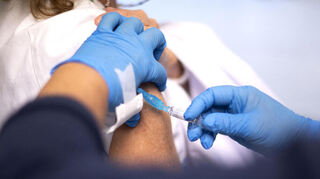 Eine Frau erhält die Grippeschutzimpfung.