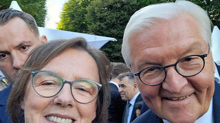 Auch wenn Bundespräsident Frank-Walter Steinmeier immer eng von Personenschützern begleitet wird, gelang Cilli Döhling dieses Selfie beim Bürgerfest im Schloss Bellevue mit dem ersten Mann im Staate.