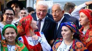Bundespräsident Frank-Walter Steinmeier und der portugiesische Staatspräsident Marcelo Rebelo de Sousa gemeinsam mit einer Volkstanzgruppe aus dem diesjährigen Partnerland Portugal.