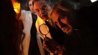 Christoph Waltz (r.) ist als Vampirjäger Dracula auf der Spur.